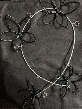 Wall-hanging photo display cable wire with decretive floating daisy
